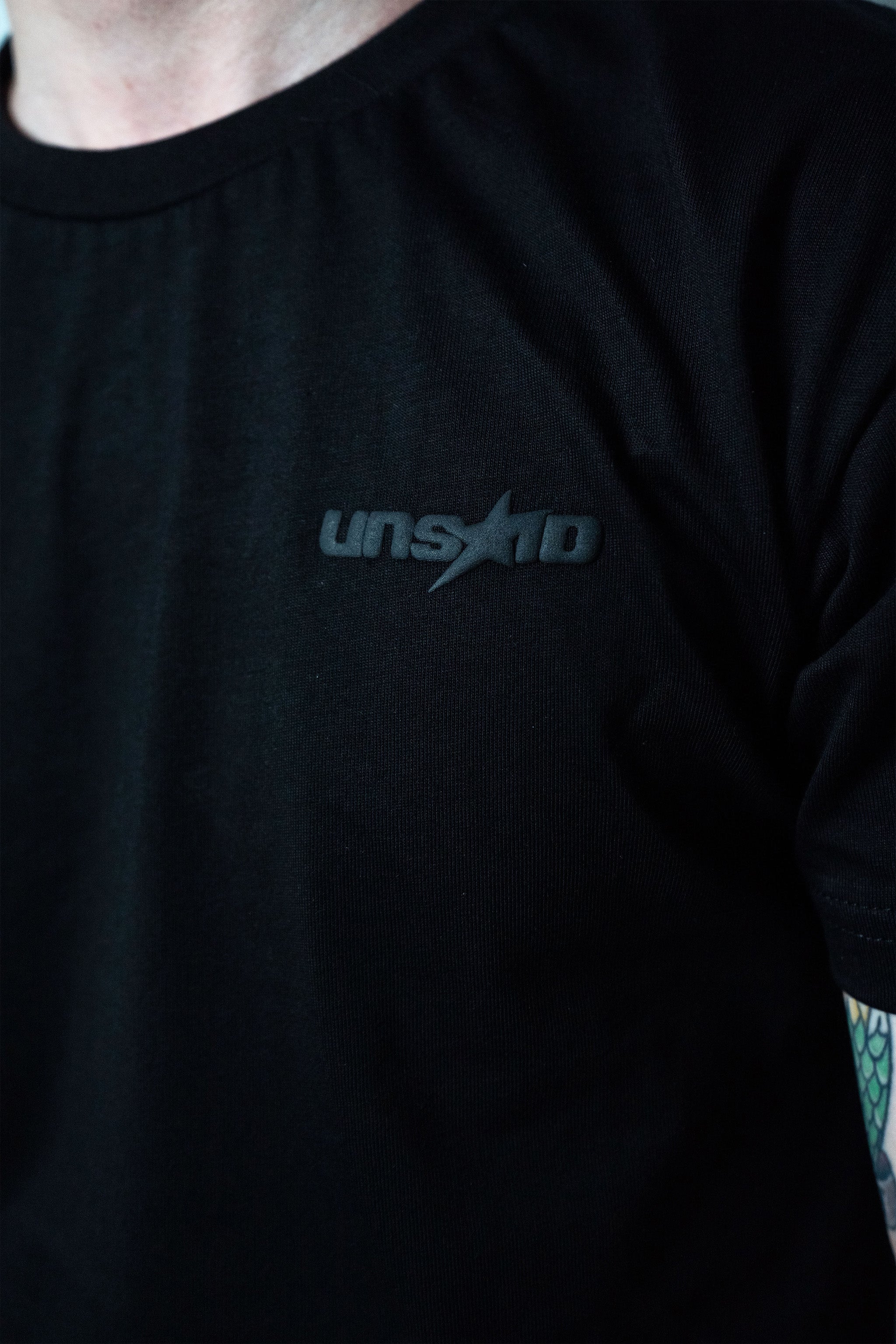 BASIC LINE -  BLACK SLIM FIT T-SHIRT